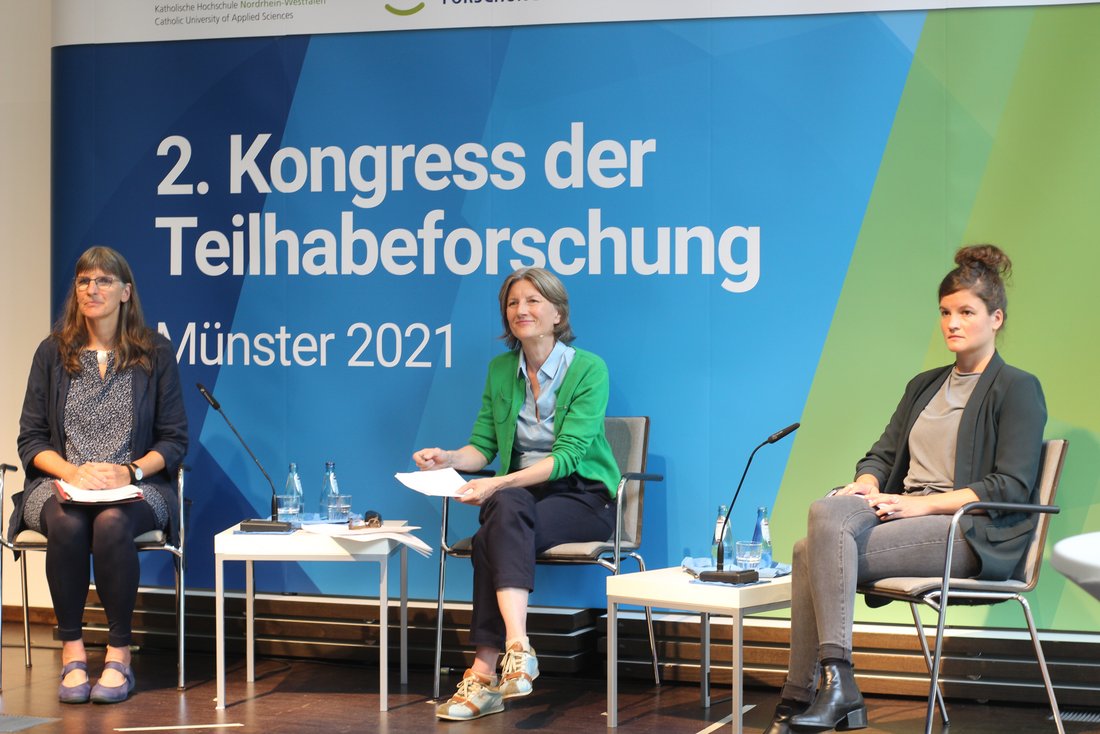 Prof. Dr. Sabine Schäper von der katho in Münster (links) und Marie Heide von der Universität Köln (rechts) auf dem Podium über Forschung zur Teilhabe in der Coronapandemie.