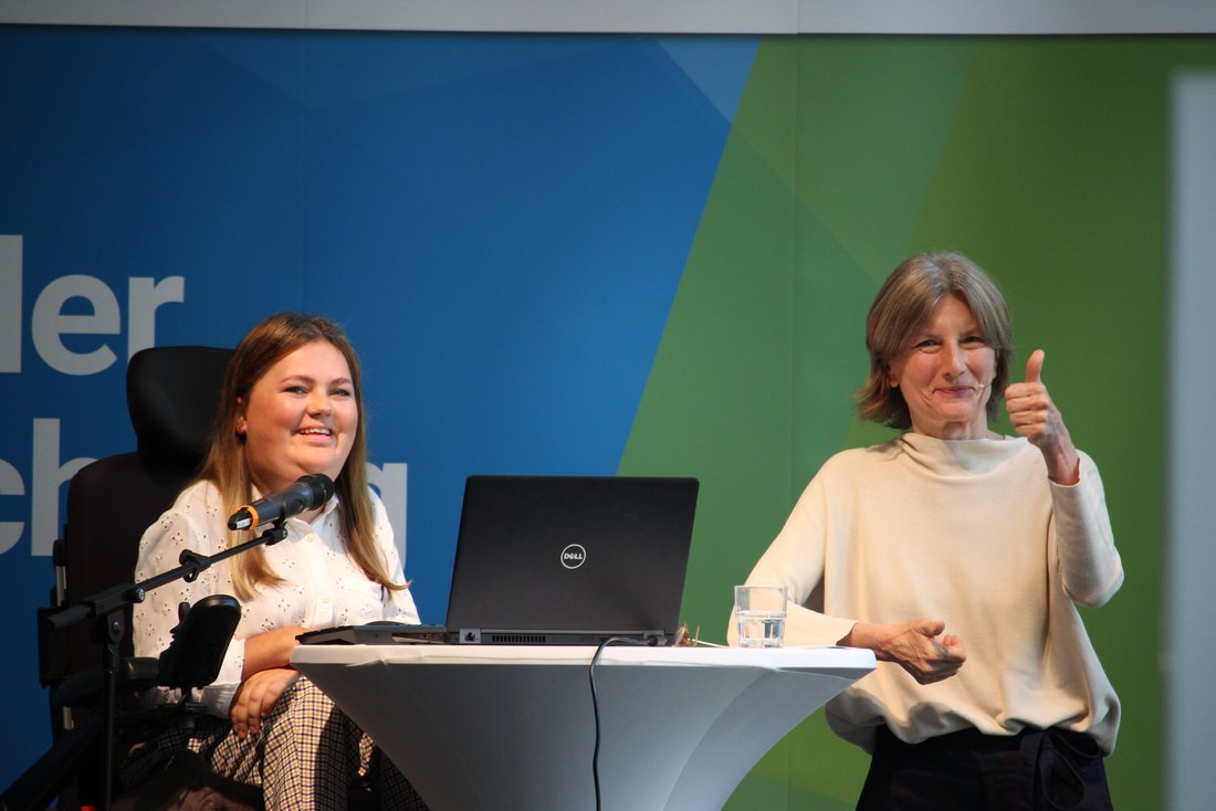 Julia Roos (links) und Prof. Dr. Mathilde Niehaus während des Kongresses
