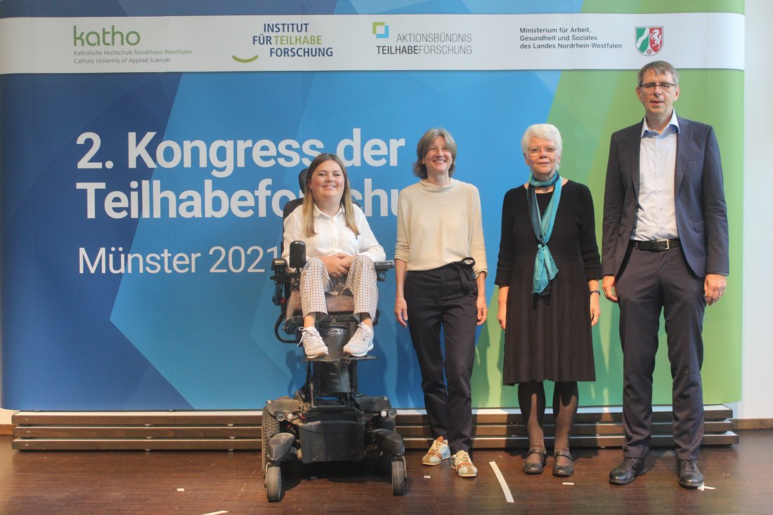 Wissenschaftliche Leitung und Moderator_innen des Kongresses (v.r.n.l.): Prof. Dr. Friedrich Dieckmann (katho, Münster), Dr. Katrin Grüber (IMEW, Berlin), Prof. Dr. Mathilde Niehaus (Universität zu Köln), Julia Roos (Institut für Teilhabeforschung, katho)